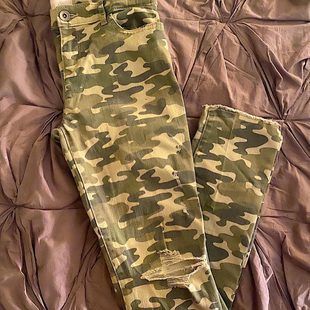 Girl’s Distressed Camo Jeggings